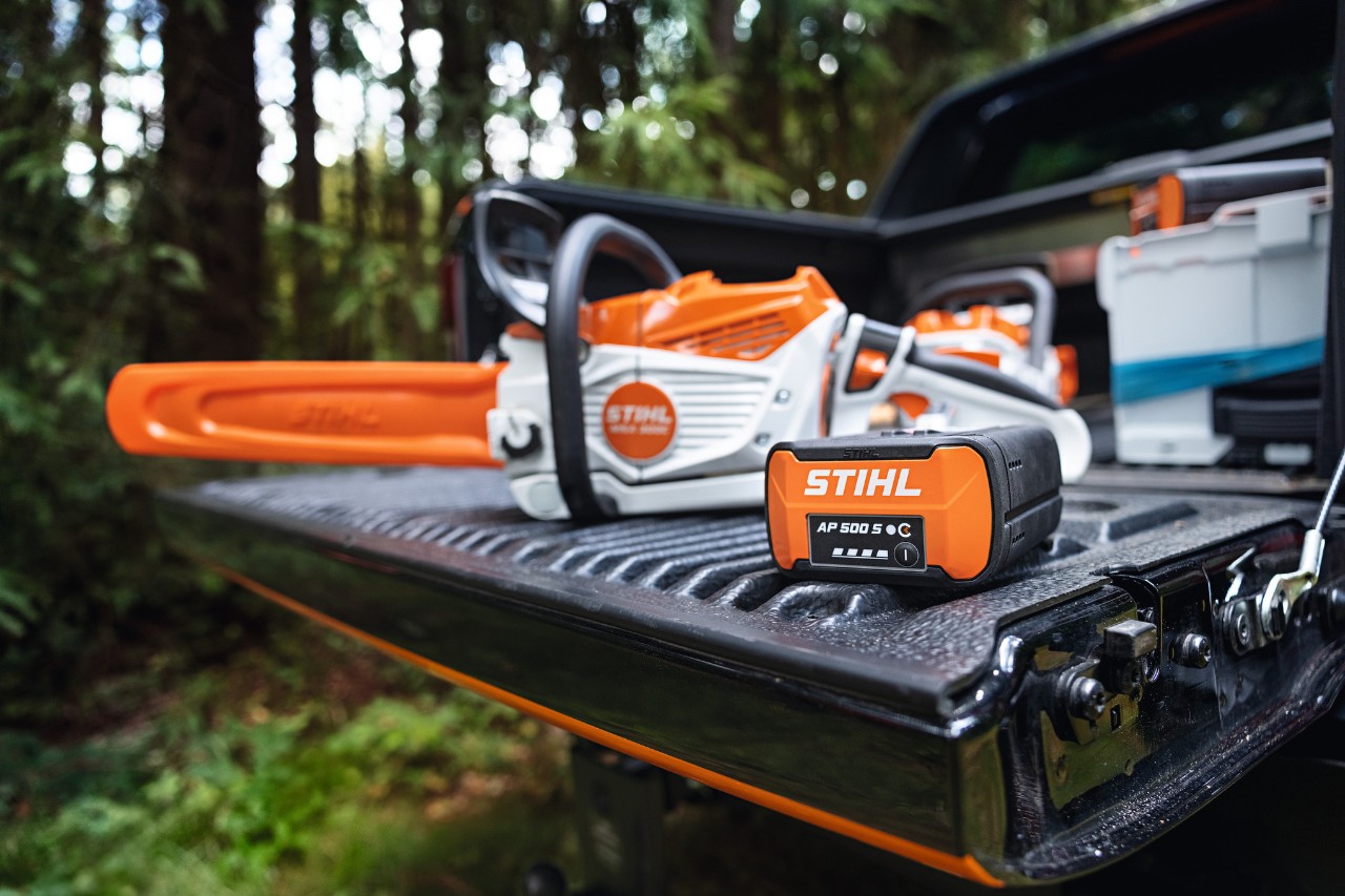 Lithium-ion-batteriet STIHL AP 500 S og den batteridrevne motorsav STIHL MSA 300 