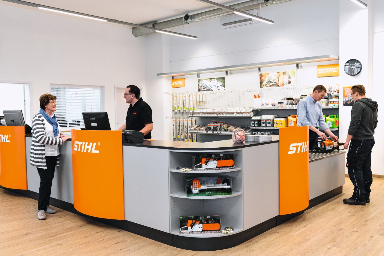 STIHL forhandlers salgsområde med medarbejdere og kunder  