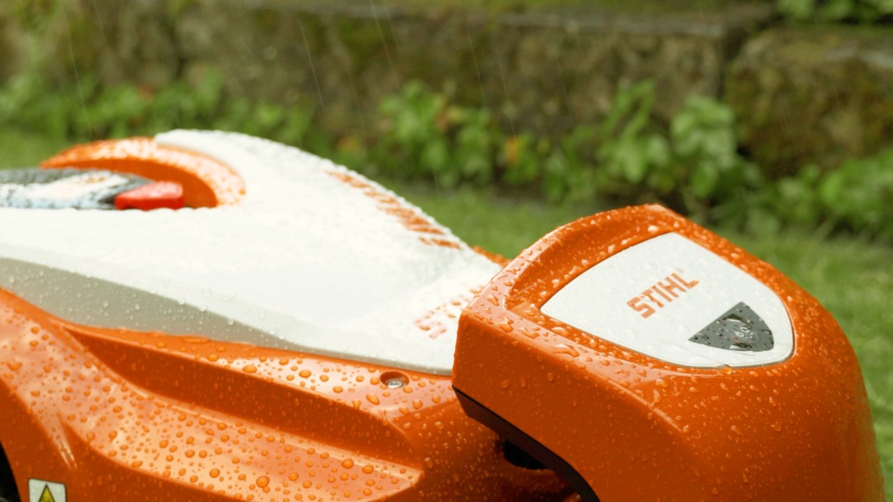 En STIHL iMOW® robotplæneklipper udendørs i regnvejr